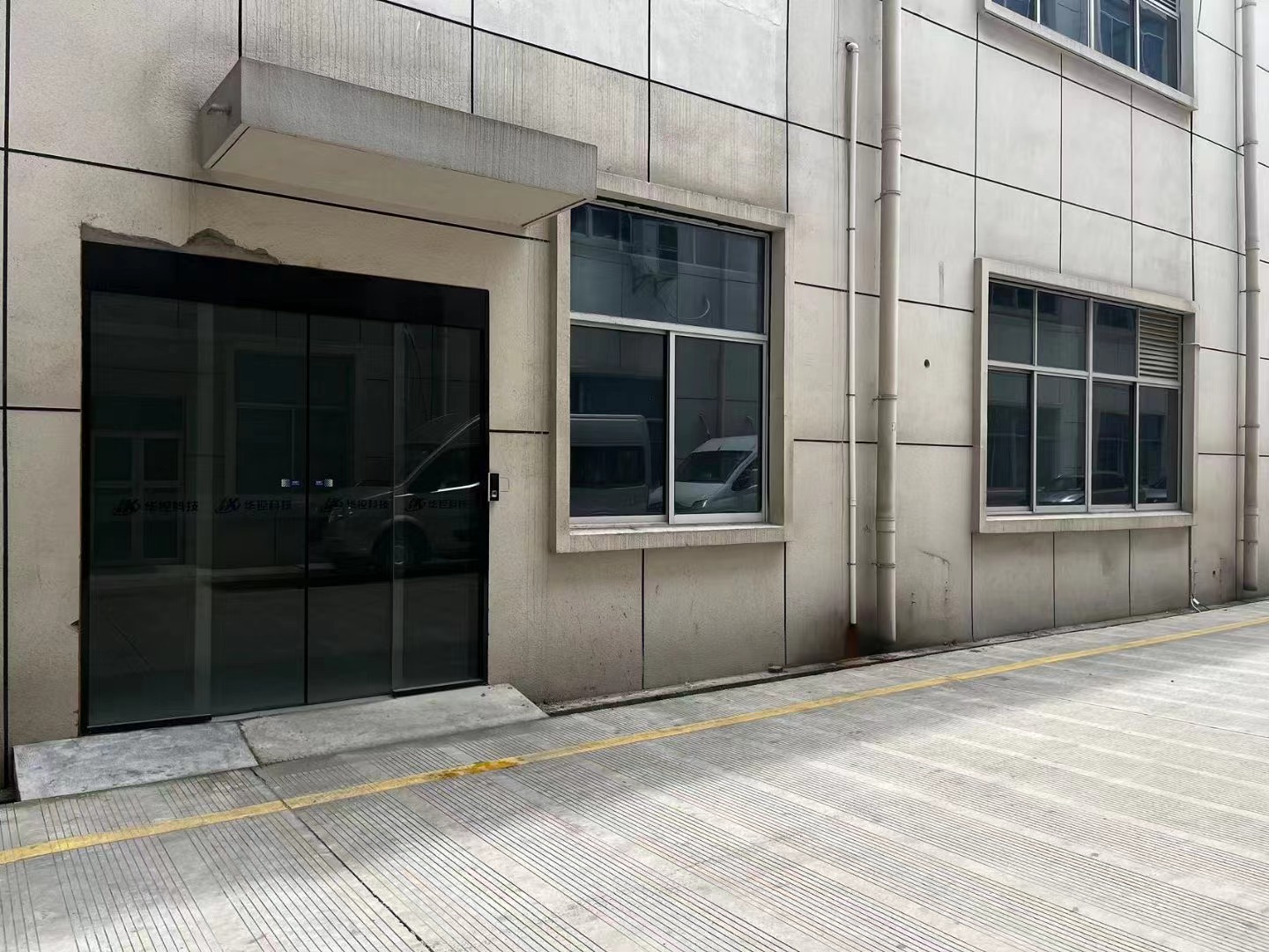 吴江开发区一楼精装修1152㎡，独立大门，