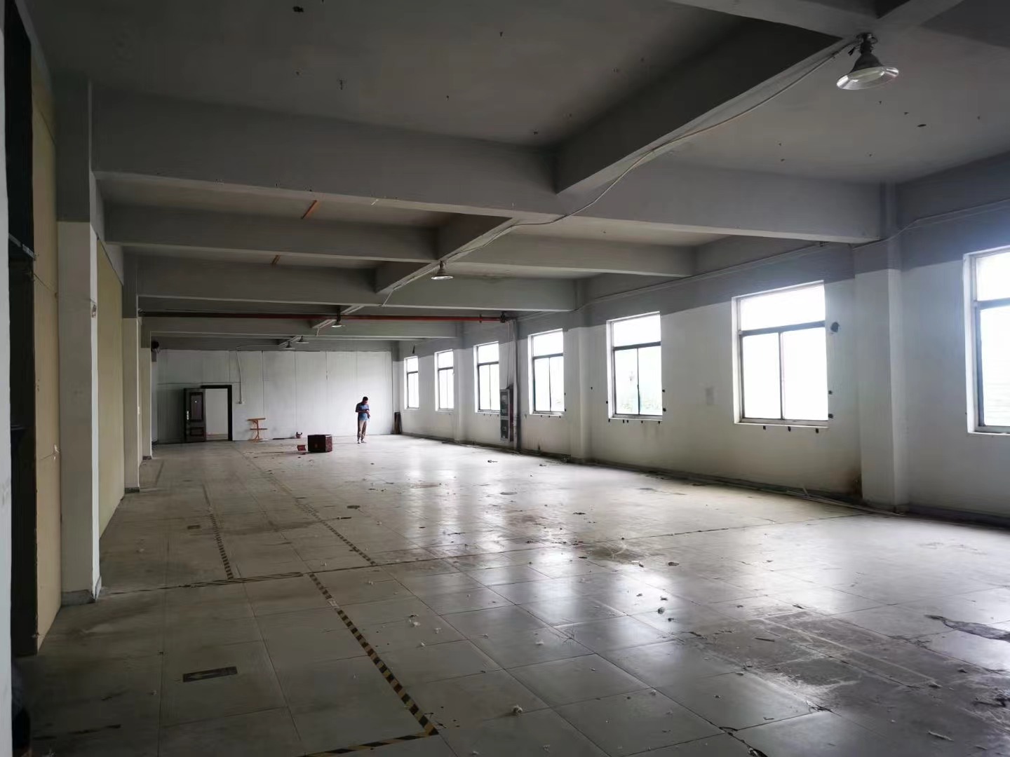 友谊工业区楼上490平出租 有2t货梯一部